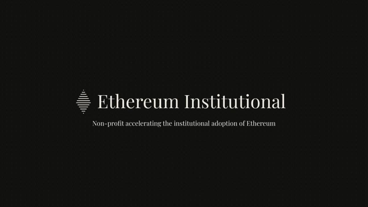 شعار إيثريوم إنستيتيوشنال مع عبارة تبرز دورها في تسريع التبني المؤسسي لإيثريوم.