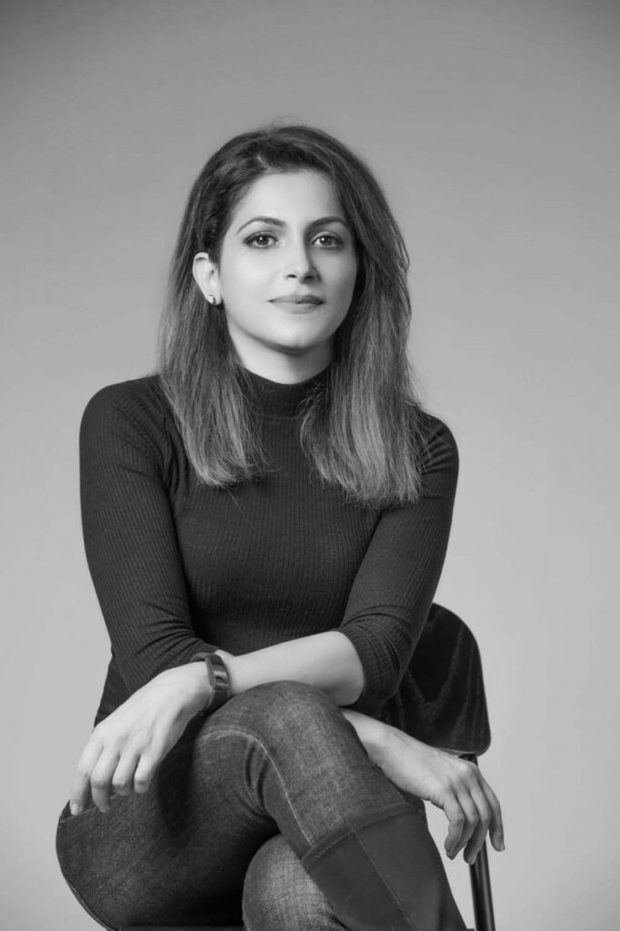 لينا الأيوبي أول فنانة تشكيلية من البحرين تدخل مجال الأصول الغير قابلة للاستبدال