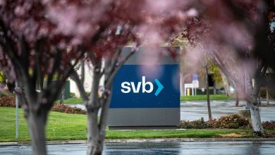 أزمة البنوك تتعمّق.. SVB يخسر 60% من قيمته في يوم واحد!