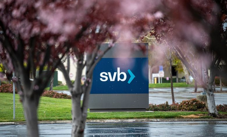 أزمة البنوك تتعمّق.. SVB يخسر 60% من قيمته في يوم واحد!