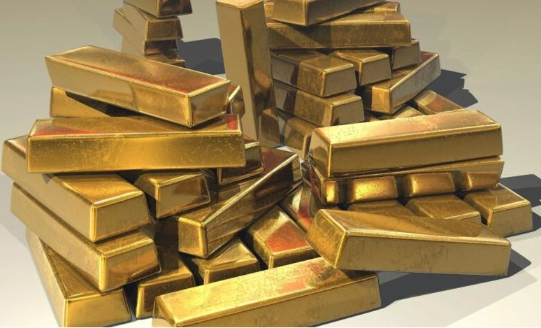 قفزة تاريخية للذهب إلى 2500 دولار بينما يواجه البيتكوين تحديات